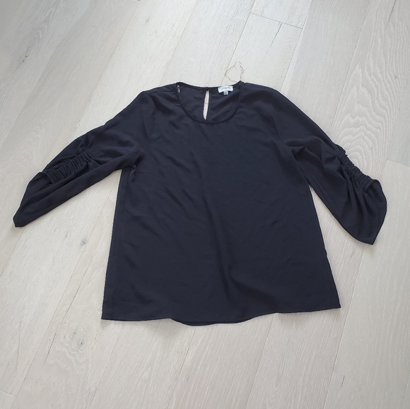 Umgee Keyhole Top with rouched 3/4 sleeves - Picture 3 of 8